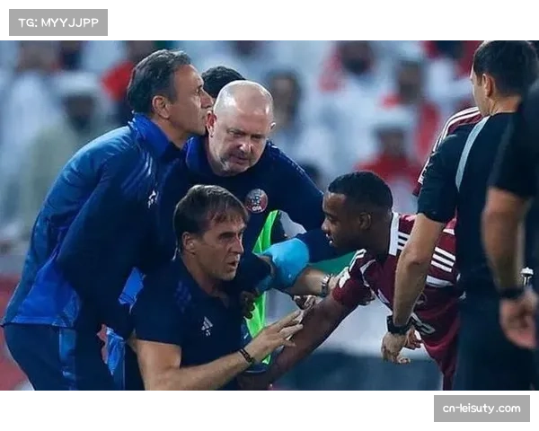 洛佩特吉比赛中被皮球爆头痛苦倒地全场震惊队医紧急入场救助